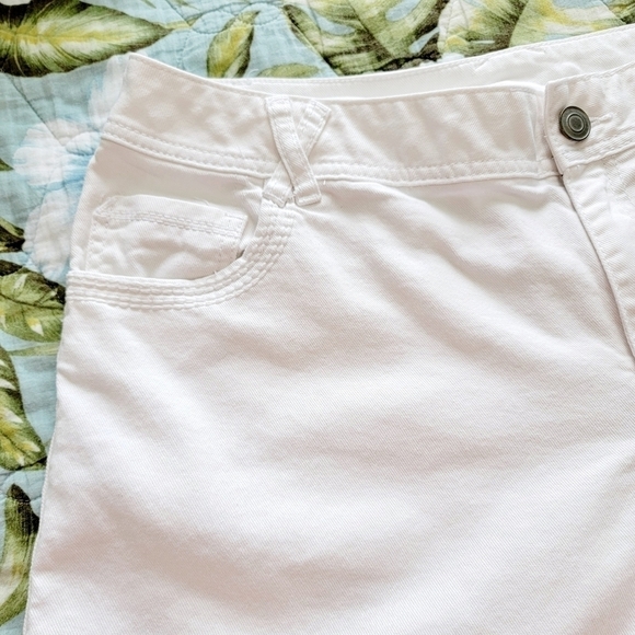 ๐ต 2 FOR $40 ๐ต LANE BRYANT WHITE DENIM SHORTS - Picture 6 of 10